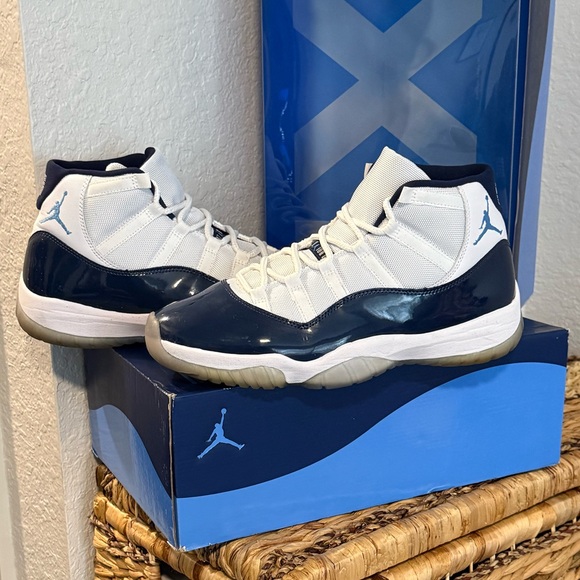 Jordan Athletic Shoes White and Navy